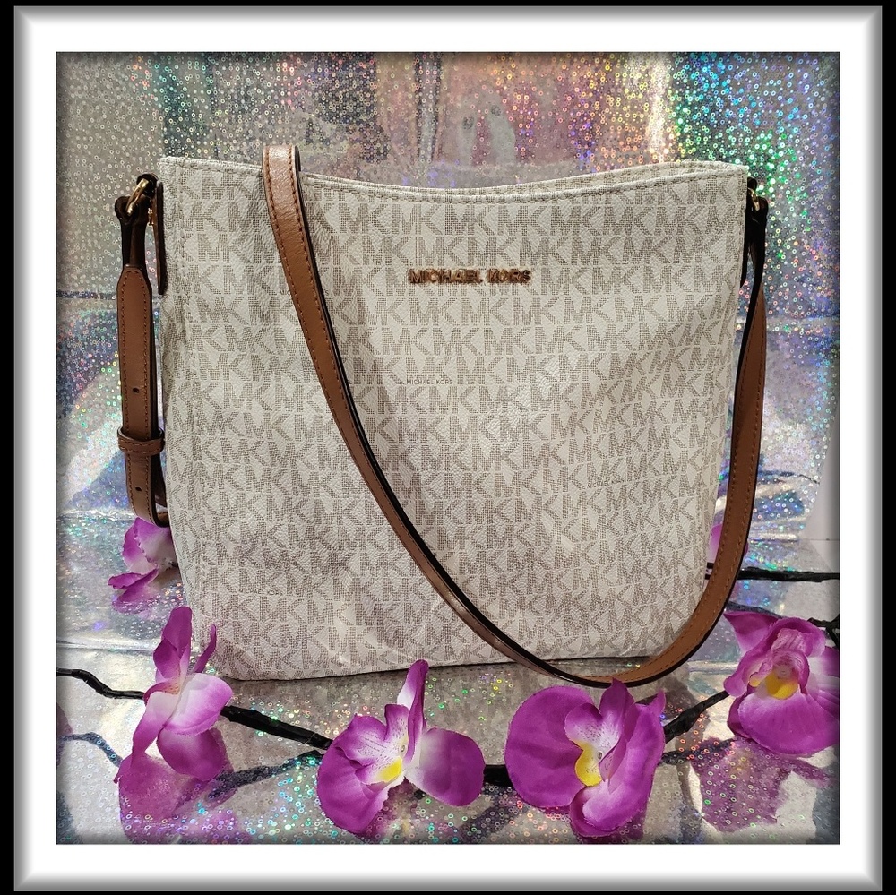 🚫 SOLD 🚫 Michael Kors Sign. Crossbody